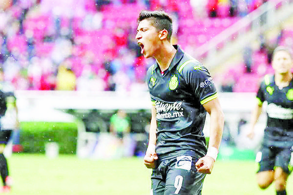 Triunfo de Chivas, al último minuto, da oxígeno a Vucetich