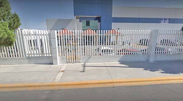 Da a luz en baño de empresa; muere bebé