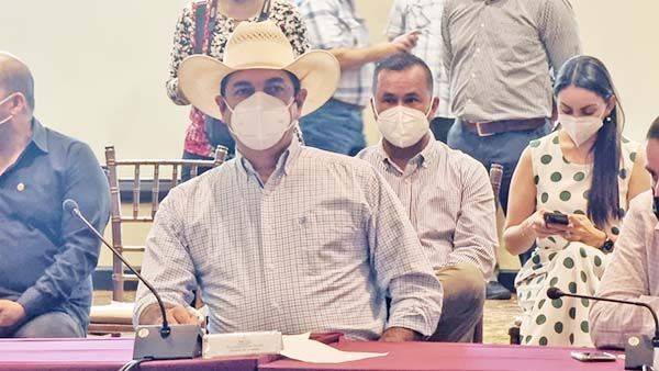 Deslaves en Arteaga afectan la economía