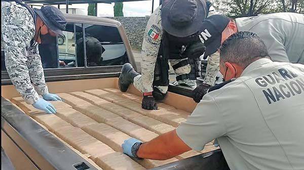 Decomisan paquetes de mariguana en vehículo
