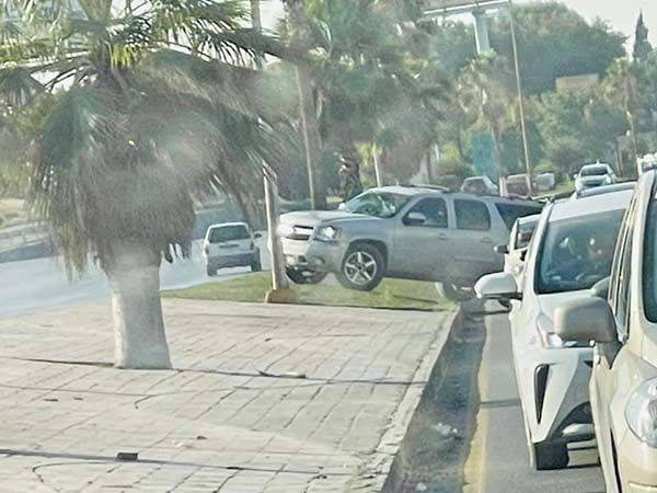 Se abre camioneta camino ‘a la brava’