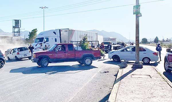 Bloquean carretera para exigir vacunas