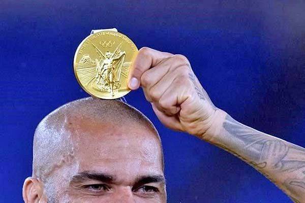 Alienta Alves a Messi a que lo supere en títulos