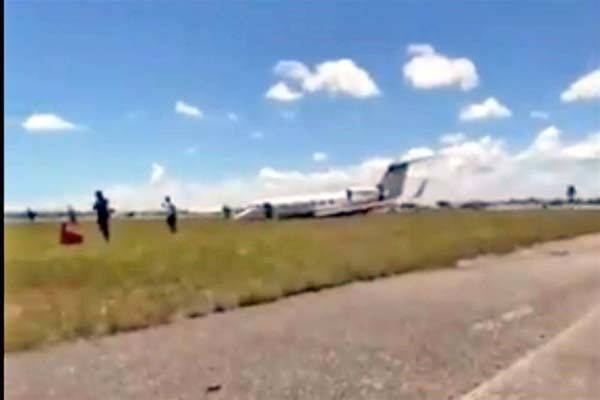 Sale Davis ileso de percance aéreo