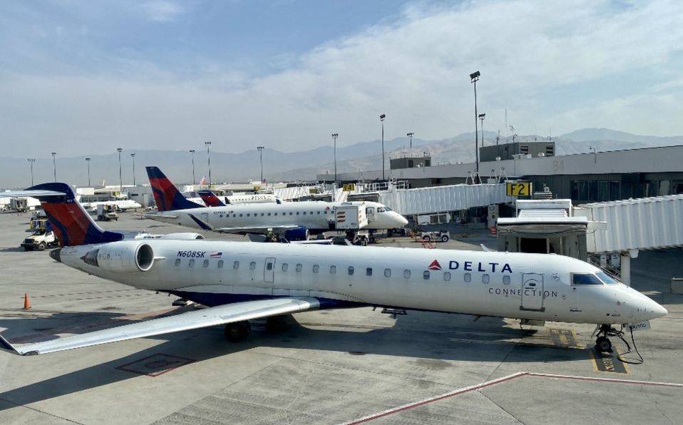 Aerolínea Delta descuenta 200 dólares al mes a empleados no vacunados contra covid-19