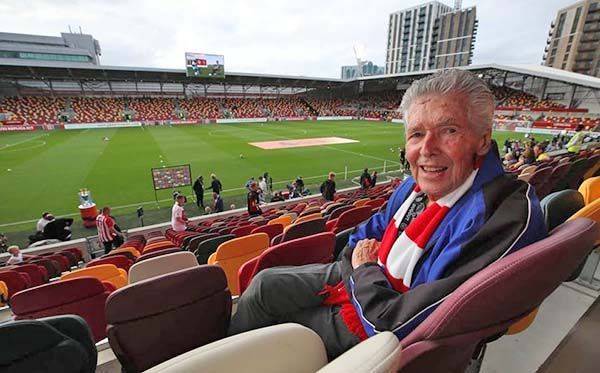 Vio al Brentford descender hace 74 años, hoy lo vio ganarle al Arsenal en Premier League