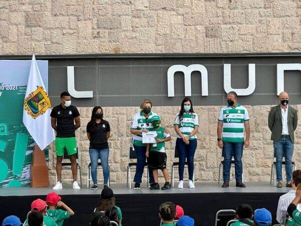 Acude Muñe a clausura de cursos de PRONNIF y el equipo Santos