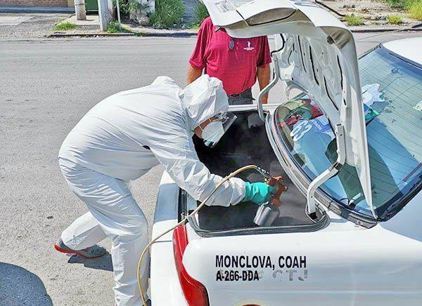 Sanitizan 78 unidades del servicio público