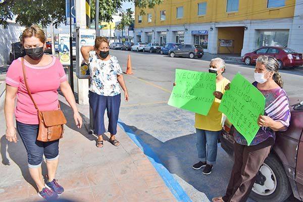 Trasladan protesta frente a presidencia