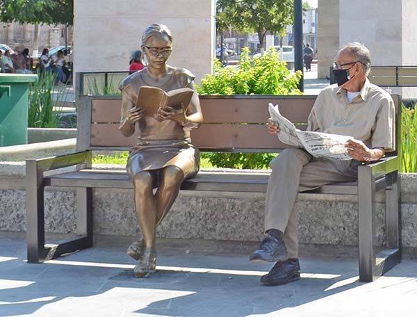 “Adoptan” ciudadanos las estatuas de la plaza