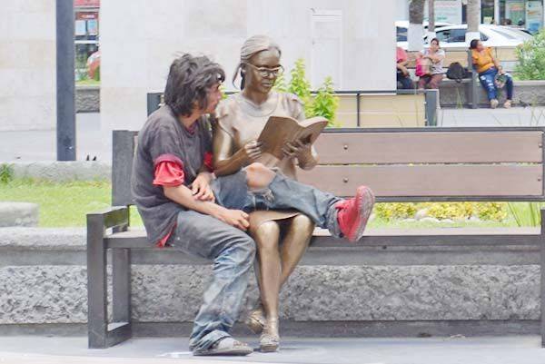 Se enamora de mujer lectora… y le da besos