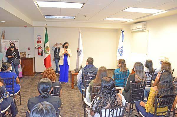 Capacitan a mujeres de Acción Nacional