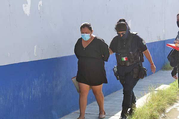 Sorprenden a fardera robando mercancía