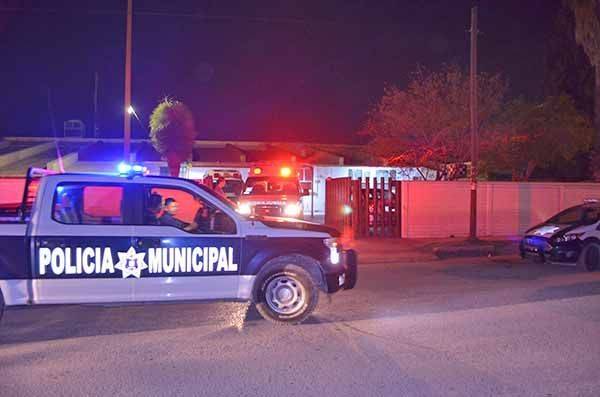 Pelea con mujer y se cuelga en patio