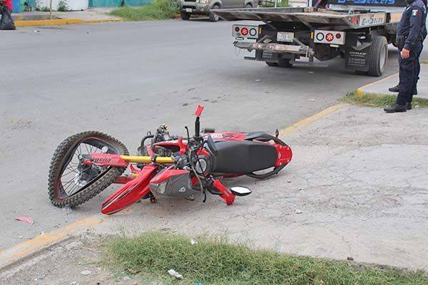 Motociclista se embarra en troca