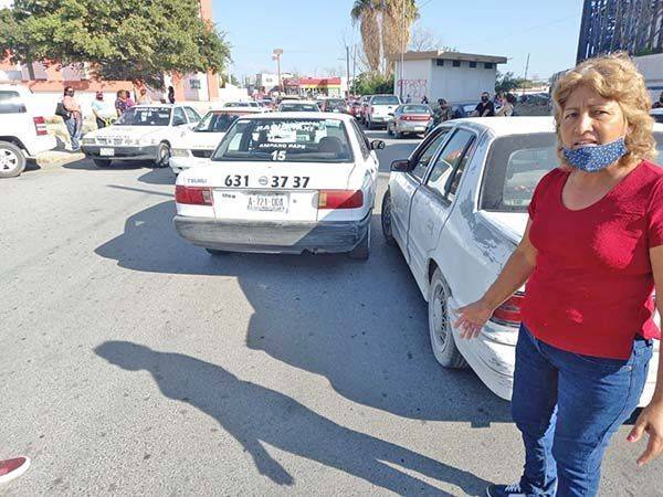 Atrabancada mujer provoca colisión