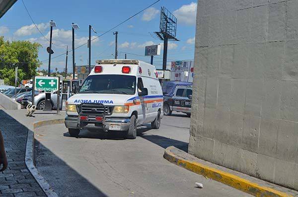 Jovencita toma Cóctel de pastillas