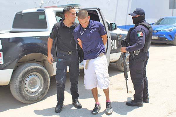 Cae asaltante cargando navaja