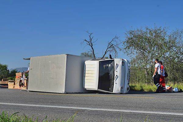 Camión se recuesta y pareja resulta herida