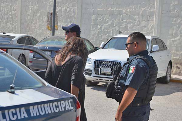 Molesta enferma mental a pulgueros