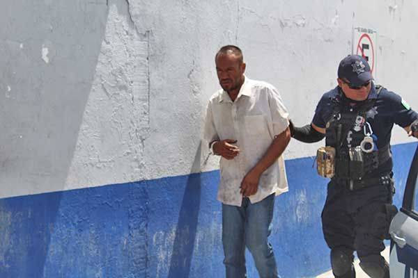 Levanta mano contra su mujer