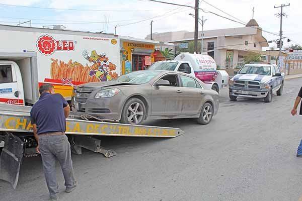 Pipa se atraviesa a carro y choca