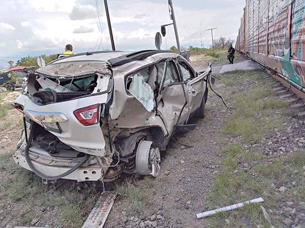 Impacta tren a camioneta