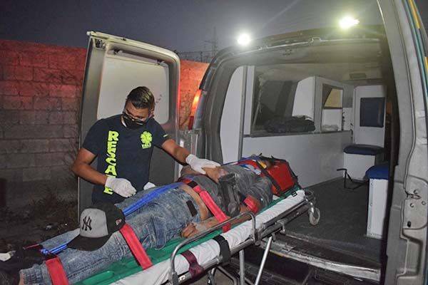 Cae motociclista al fondo de arroyo