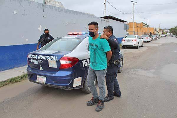 Escandaliza dúo en centro comercial
