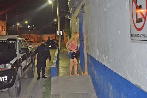 Escandaliza travesti dentro de farmacia