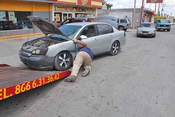 Mujer atrabancada provoca accidente