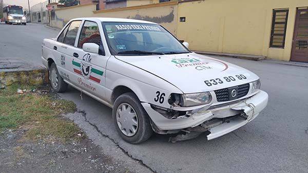 Tumba taxista a motociclista