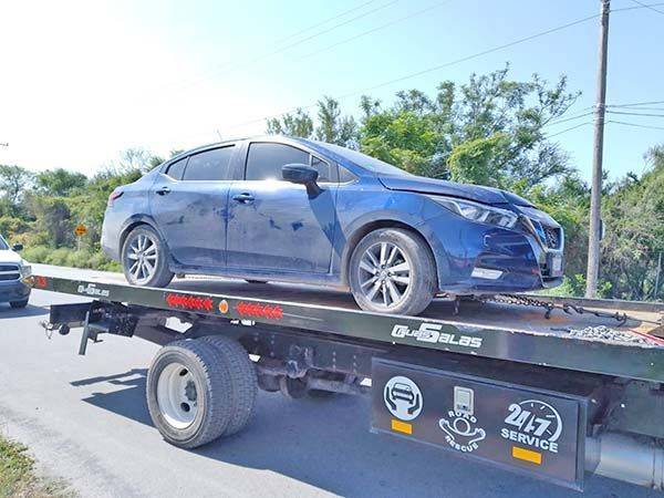 Roban carro y lo abandonan