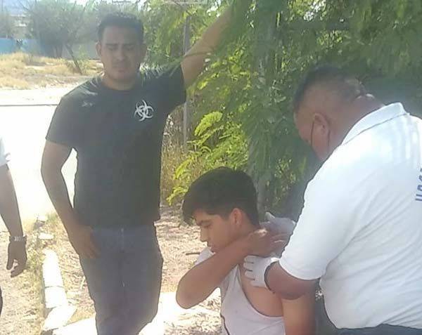 Tumba carro a motociclistas