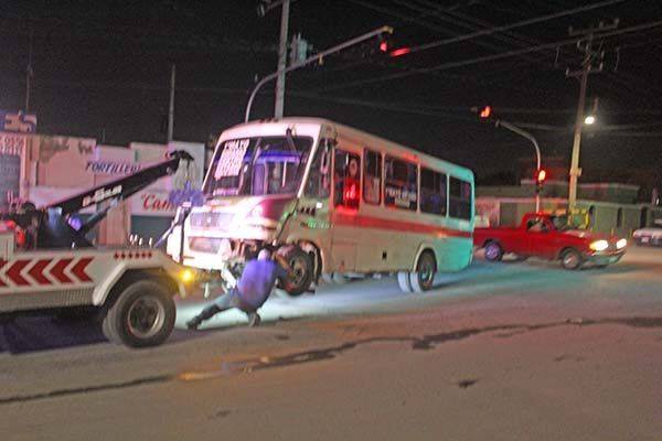 Camión choca carro al volarse semáforo