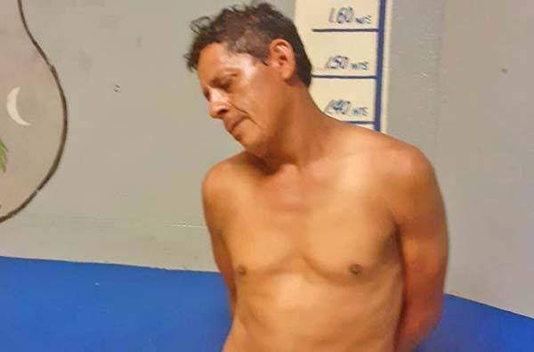 Intenta quemar sillón al pelear con familia