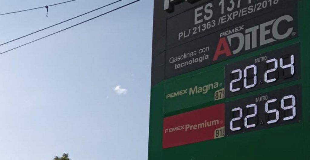 Gasolina premium no baja; precio promedio mantiene récord de 22.40 pesos el litro