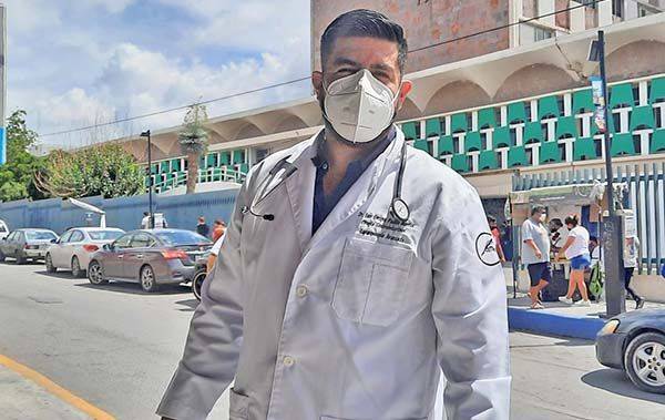 Salvan médicos del IMSS a obrero suicida