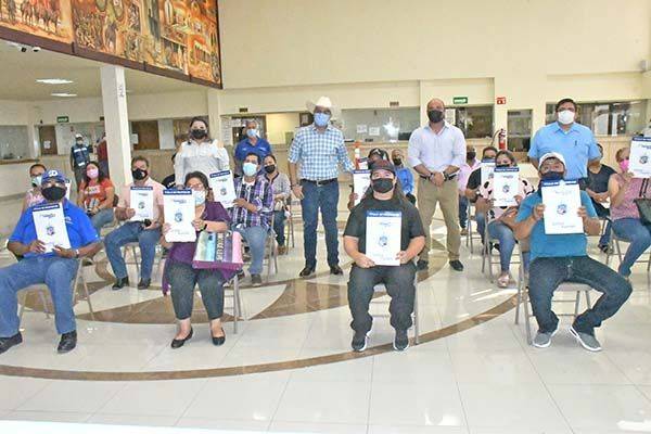 Escrituras a bajo costo entregan a 11 familias