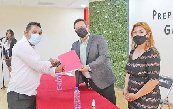 Realizan graduación de la prepa abierta