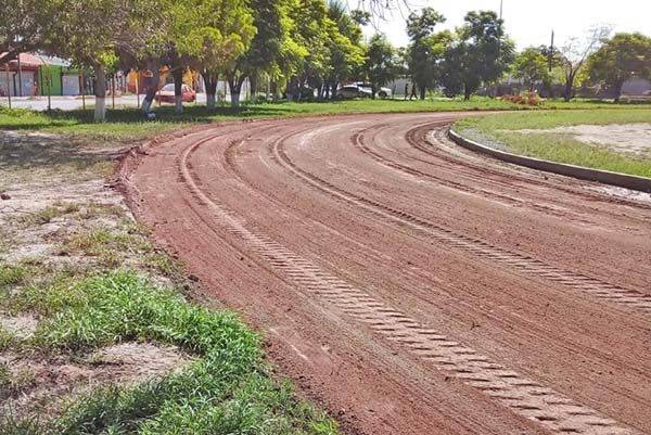 Dan mantenimiento en pista de atletismo