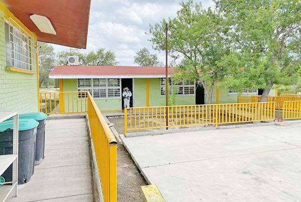Sanitizan las escuelas antes de iniciar clases