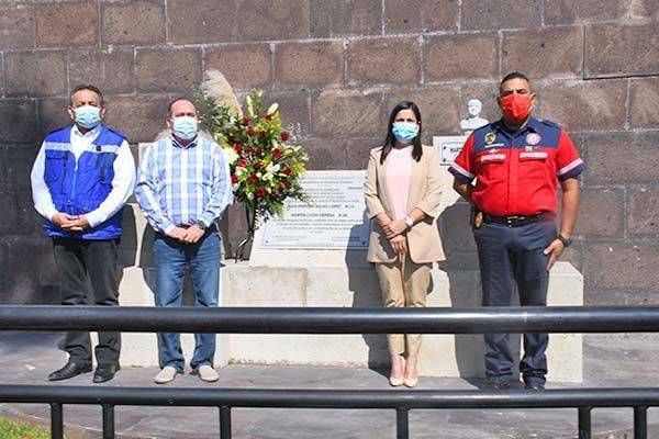 Felicitan autoridades a bomberos en su día