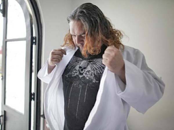 “El cura rockero que incomoda al Vaticano”