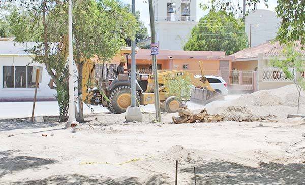 Rehabilitan banquetas en plaza de San Buena