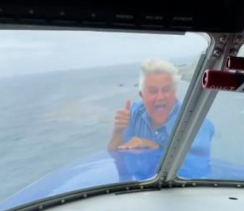 Mira el momento en que Jay Leno saca la cabeza por la nariz de un avión en pleno vuelo (VIDEO)