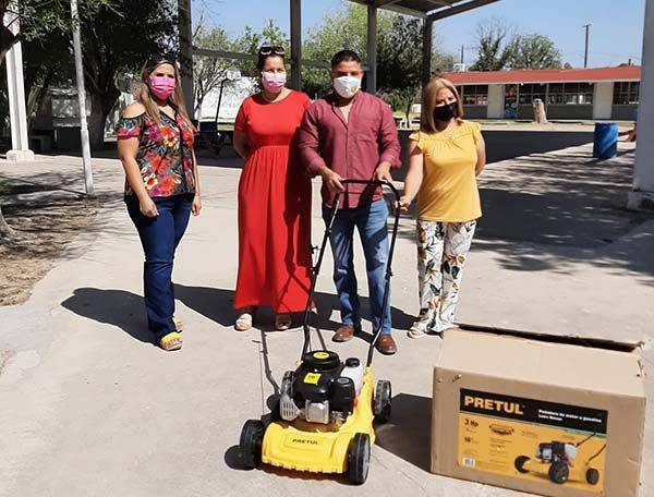 Apoya fundación a escuelas de región