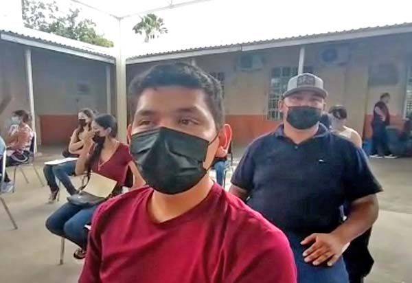 Contentos jóvenes tras recibir vacuna