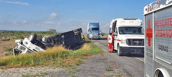 Vuelca tráiler en la Autopista Premier