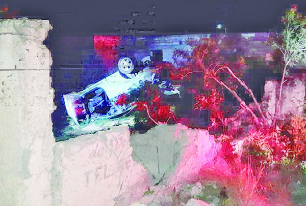 Vuelcan jóvenes por exceso de velocidad